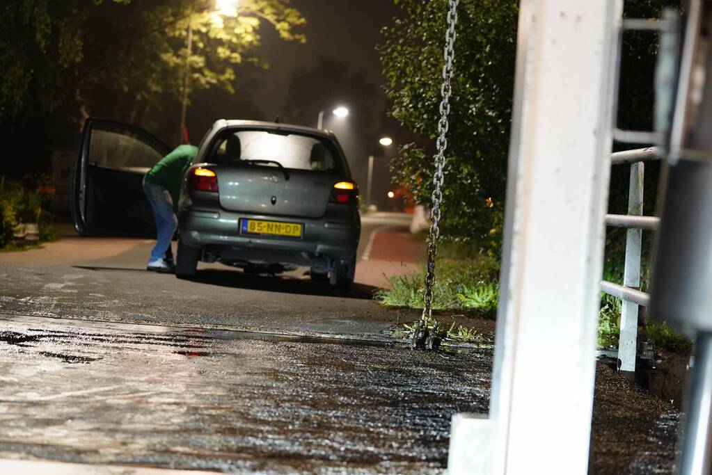 Automobilist botst met auto tegen ophaalbrug
