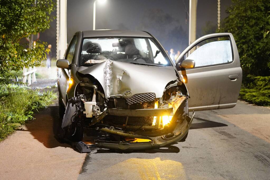 Automobilist botst met auto tegen ophaalbrug