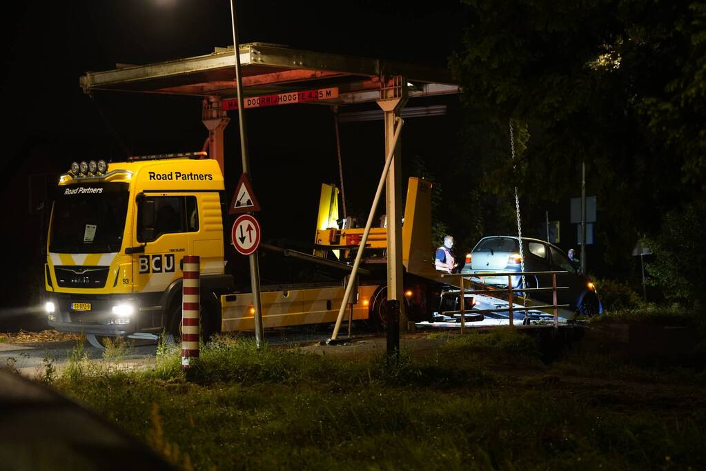 Automobilist botst met auto tegen ophaalbrug