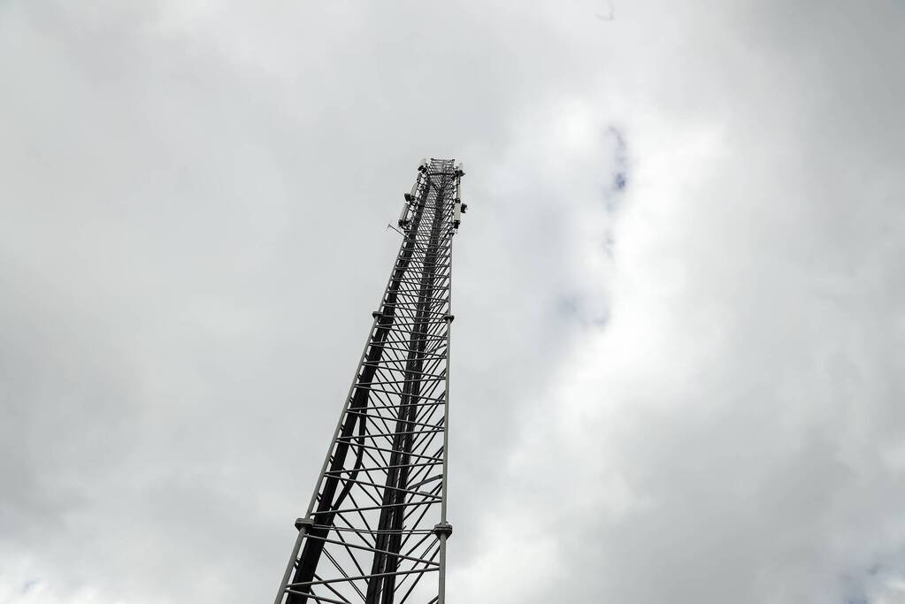 Zendmast volledig in brand