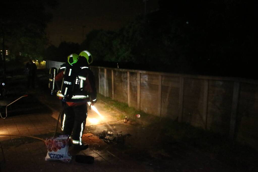 Vreugdevuur door de brandweermannen gedoofd