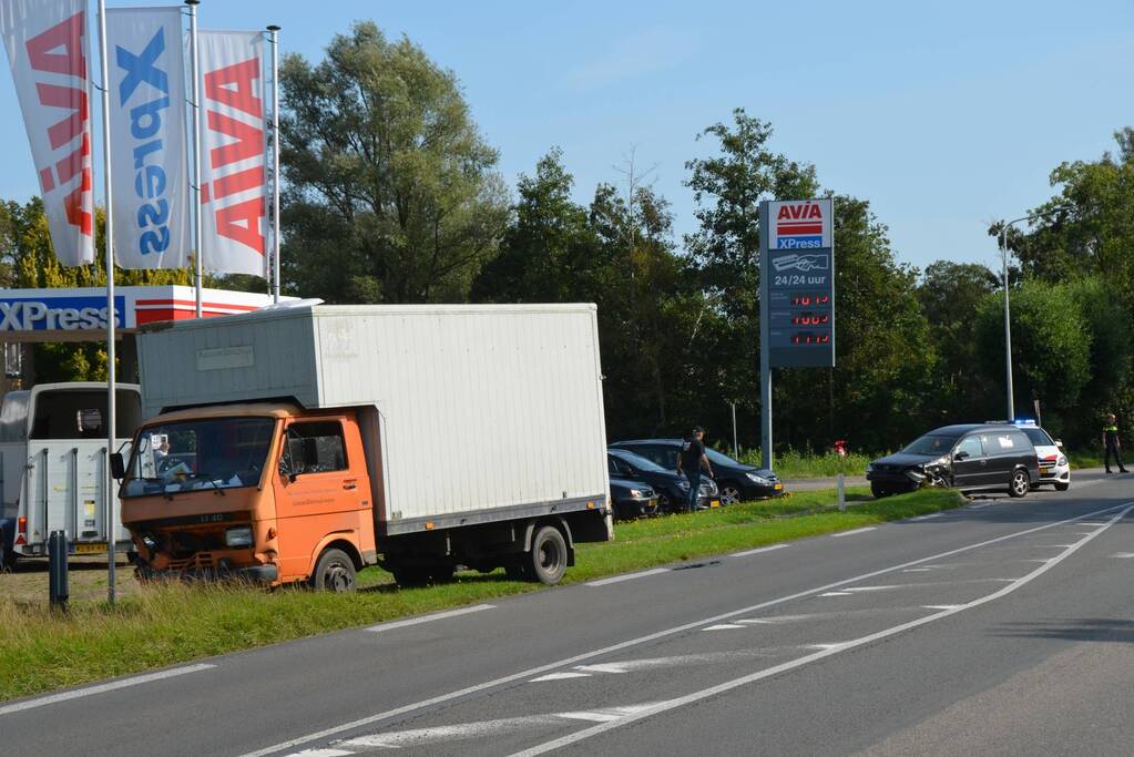Veel schade bij aanrijding met vrachtwagen en auto