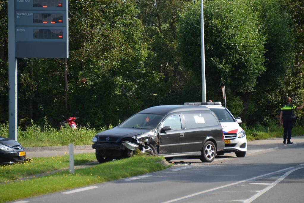 Veel schade bij aanrijding met vrachtwagen en auto