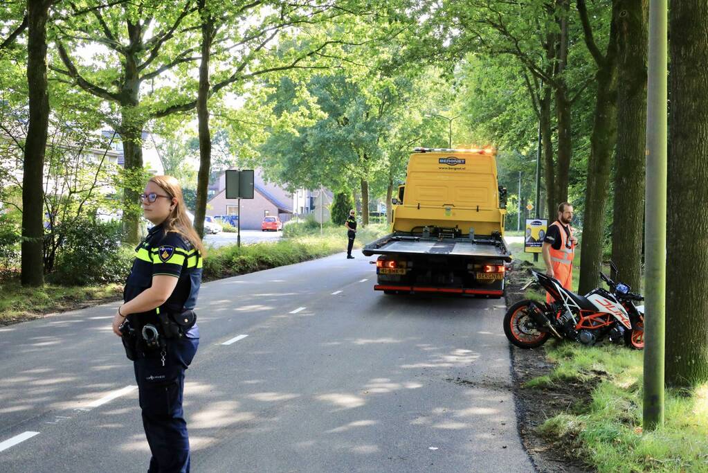 Motorrijder raakt van de weg en knalt tegen boom