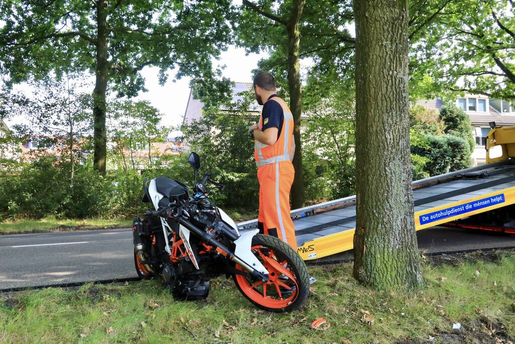 Motorrijder raakt van de weg en knalt tegen boom