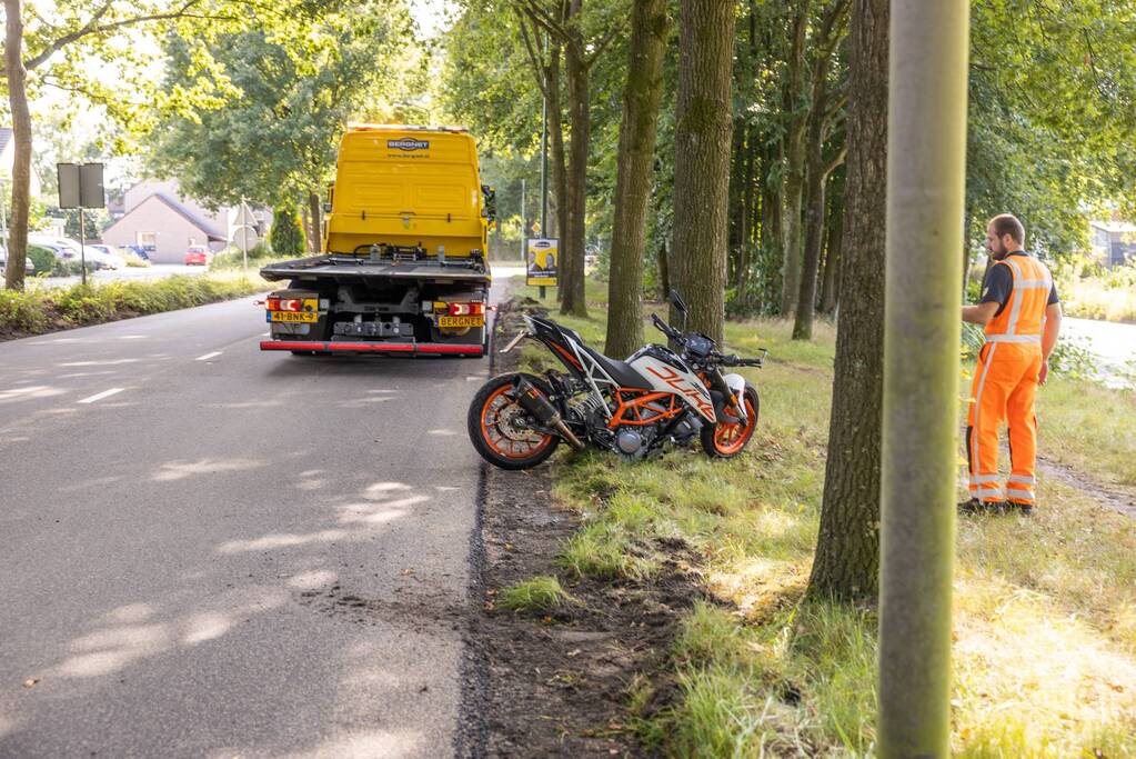 Motorrijder raakt van de weg en knalt tegen boom