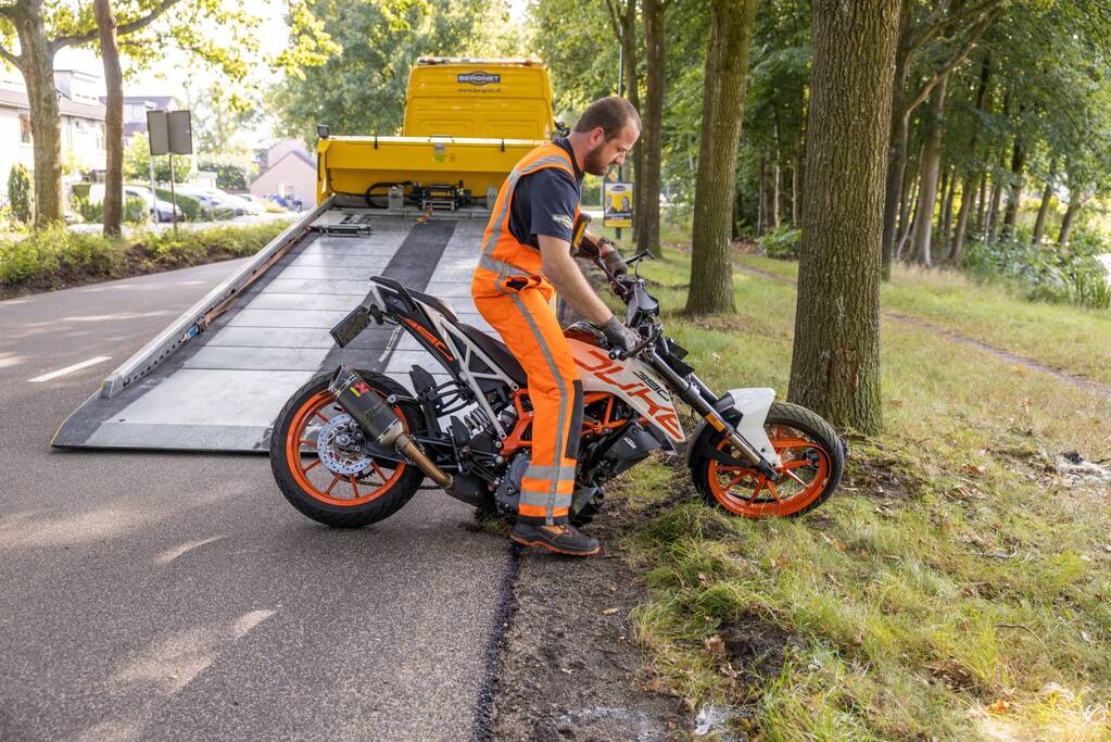 Motorrijder raakt van de weg en knalt tegen boom