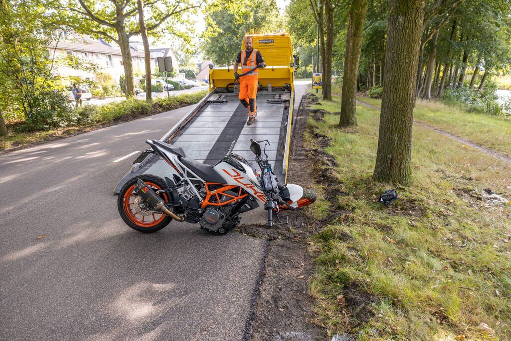 Motorrijder raakt van de weg en knalt tegen boom