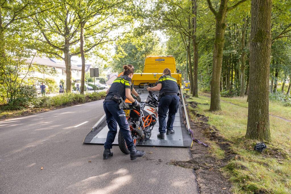 Motorrijder raakt van de weg en knalt tegen boom
