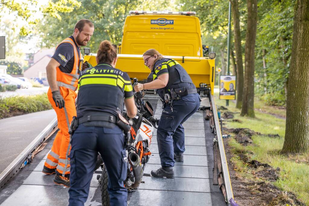 Motorrijder raakt van de weg en knalt tegen boom