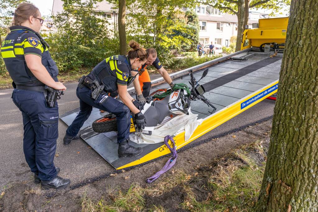 Motorrijder raakt van de weg en knalt tegen boom