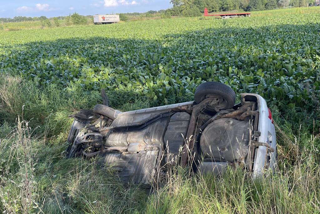 Auto op de kop in sloot