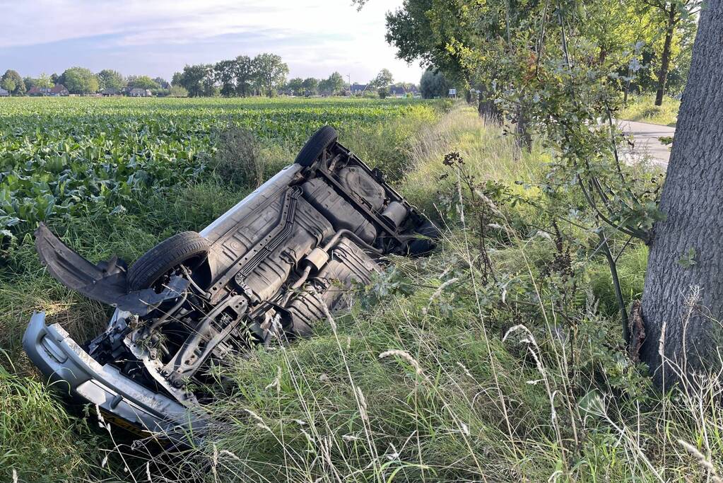Auto op de kop in sloot