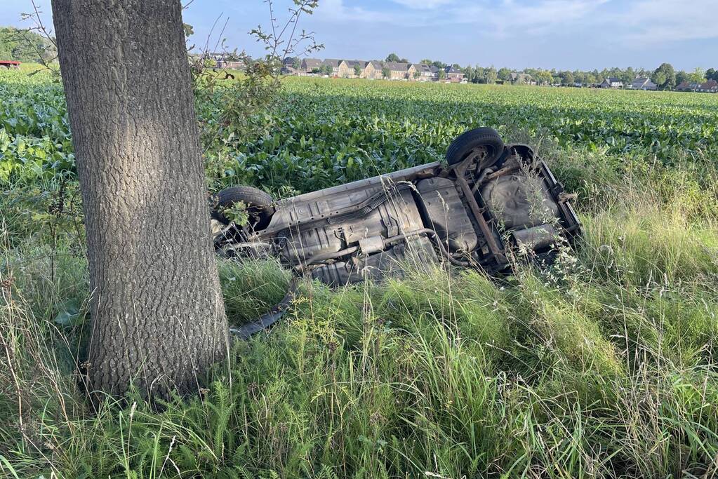 Auto op de kop in sloot
