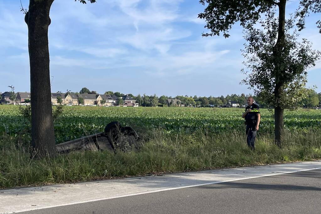Auto op de kop in sloot