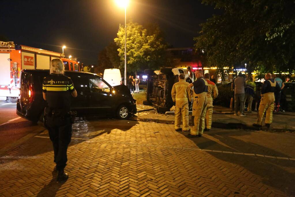 Auto op zijn kant bij aanrijding