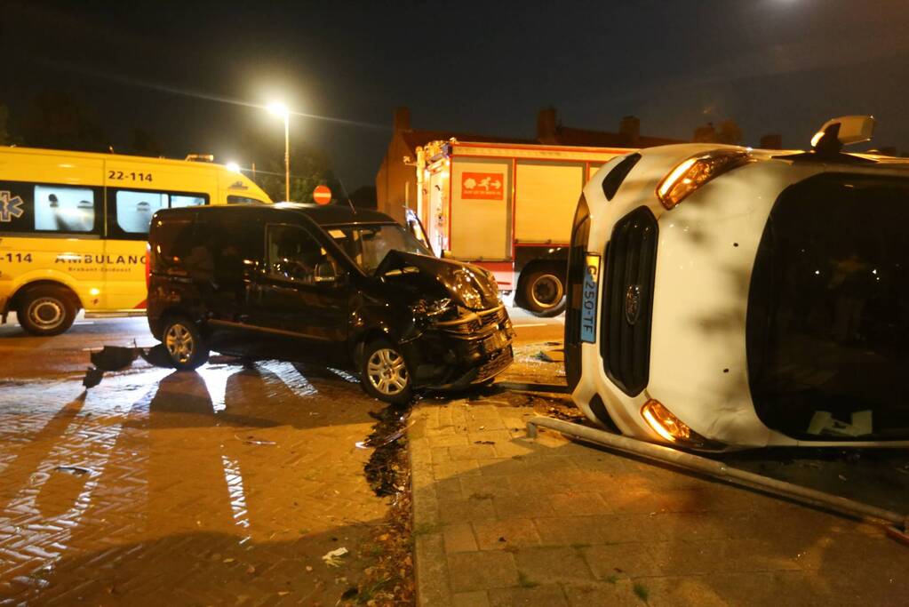 Auto op zijn kant bij aanrijding