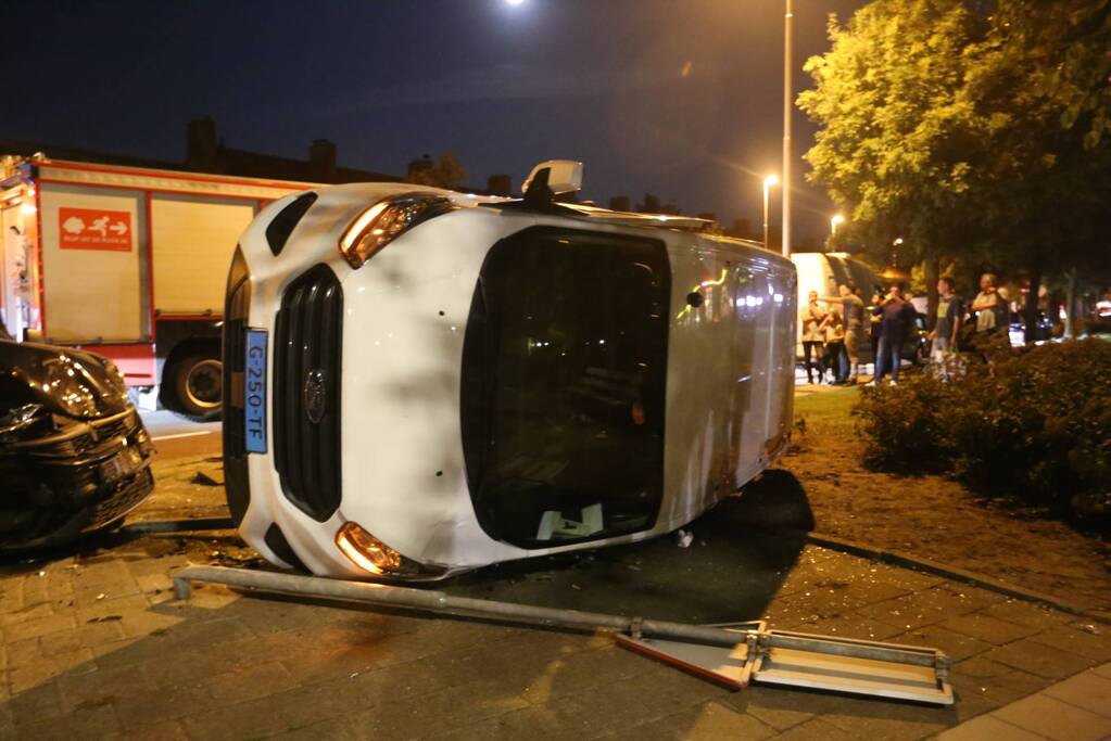 Auto op zijn kant bij aanrijding