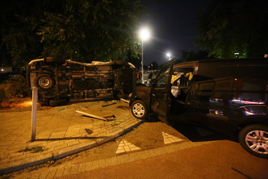 Auto op zijn kant bij aanrijding