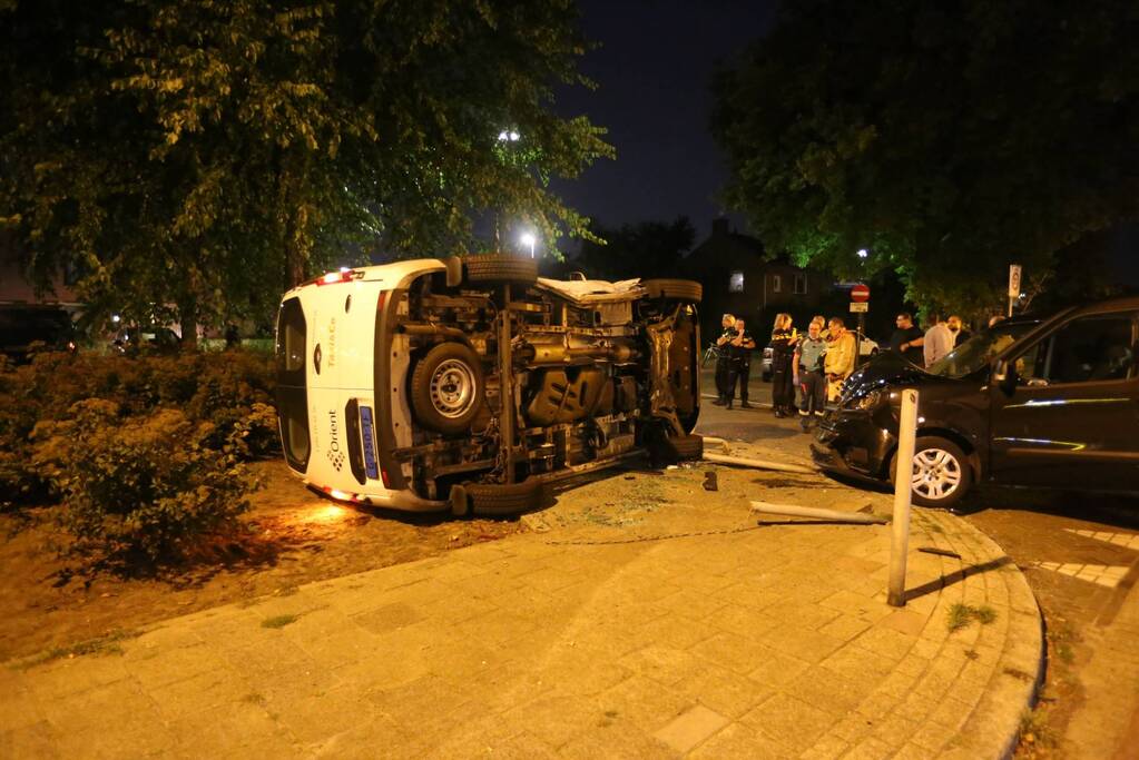 Auto op zijn kant bij aanrijding