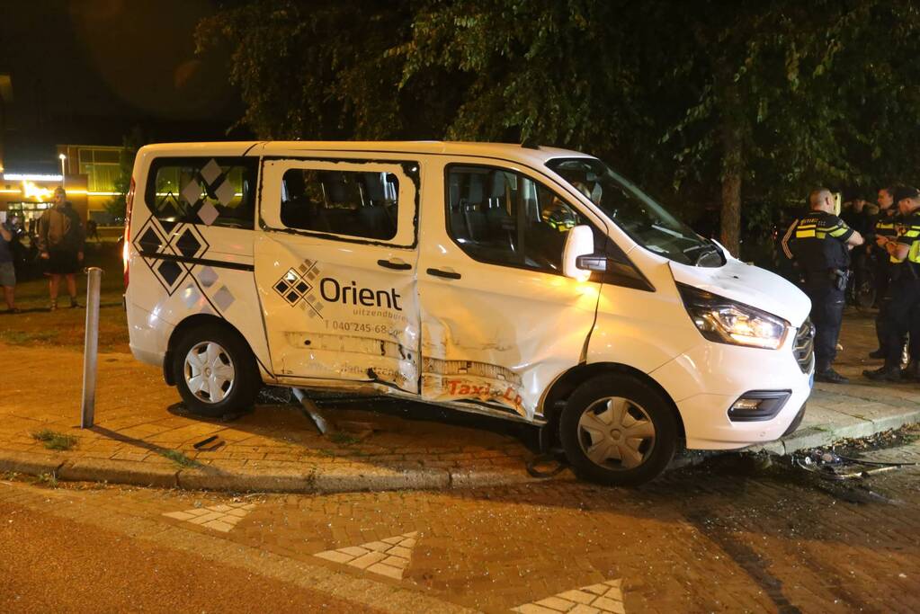 Auto op zijn kant bij aanrijding