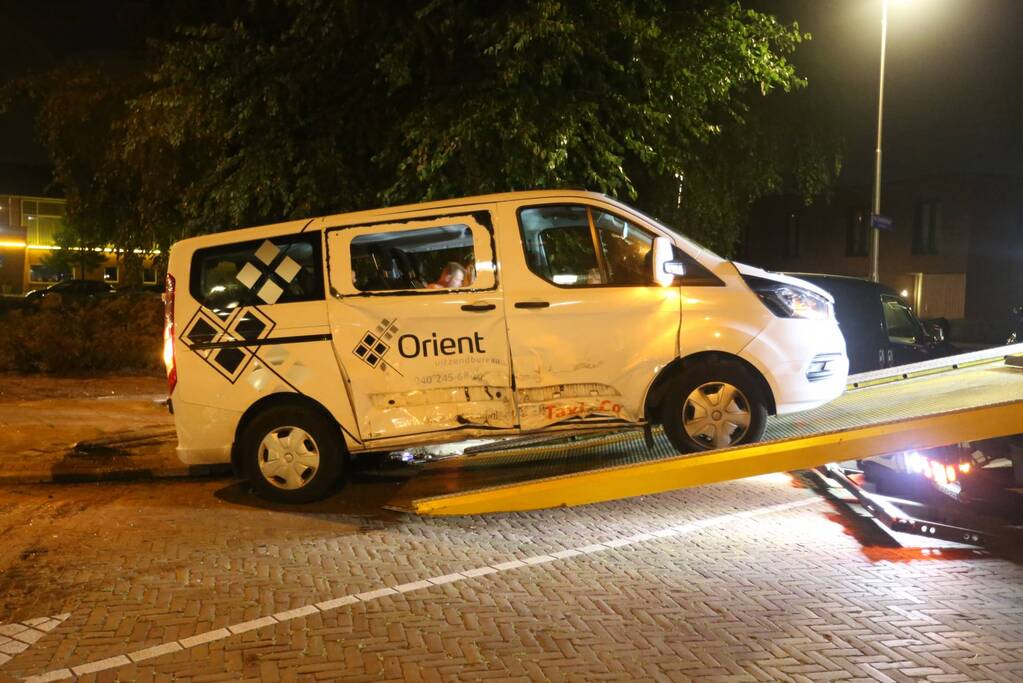 Auto op zijn kant bij aanrijding