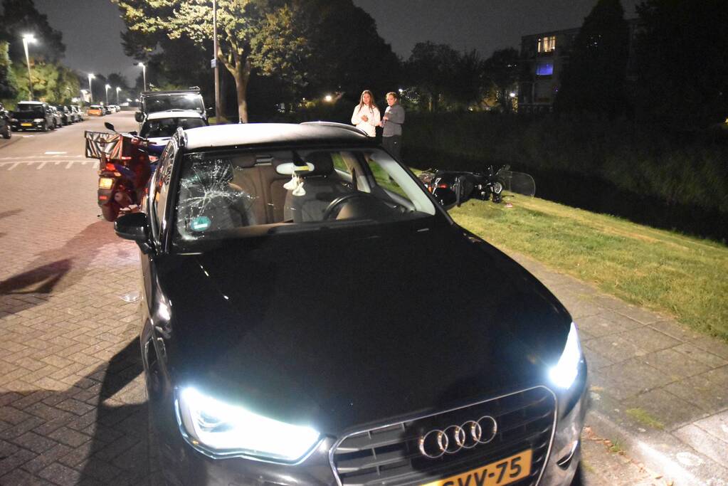 Dronken man op scooter rijdt tegen geparkeerde auto