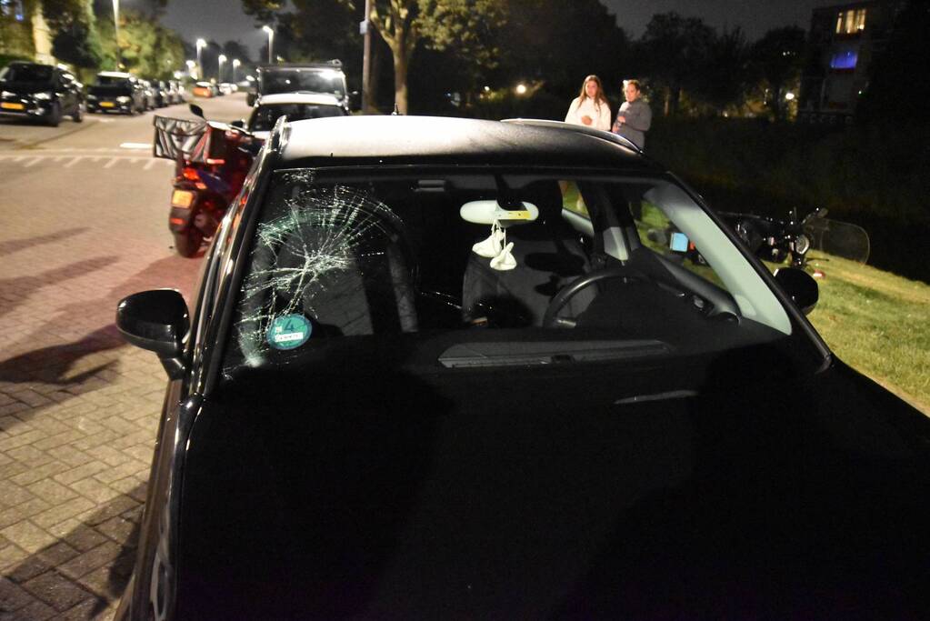 Dronken man op scooter rijdt tegen geparkeerde auto