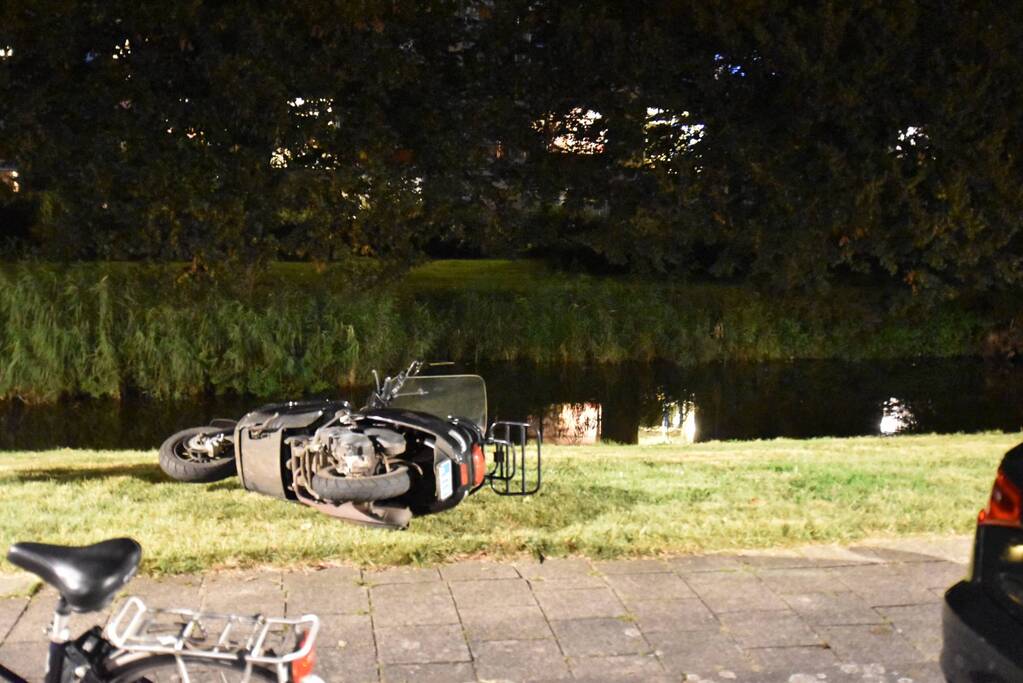 Dronken man op scooter rijdt tegen geparkeerde auto