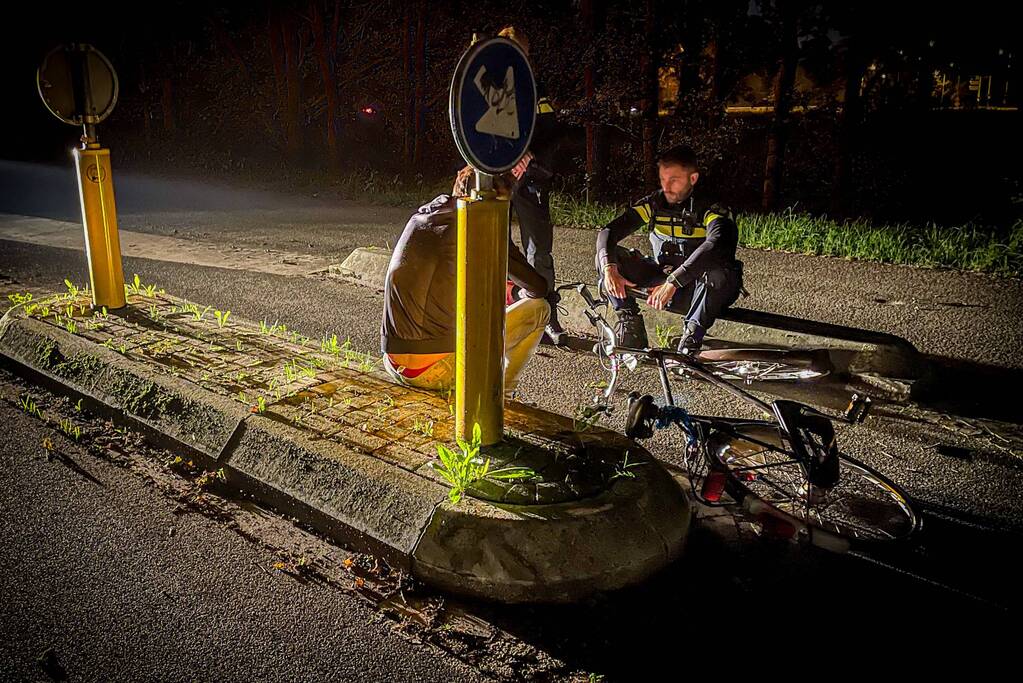 Fietser vliegt over vluchtheuvel