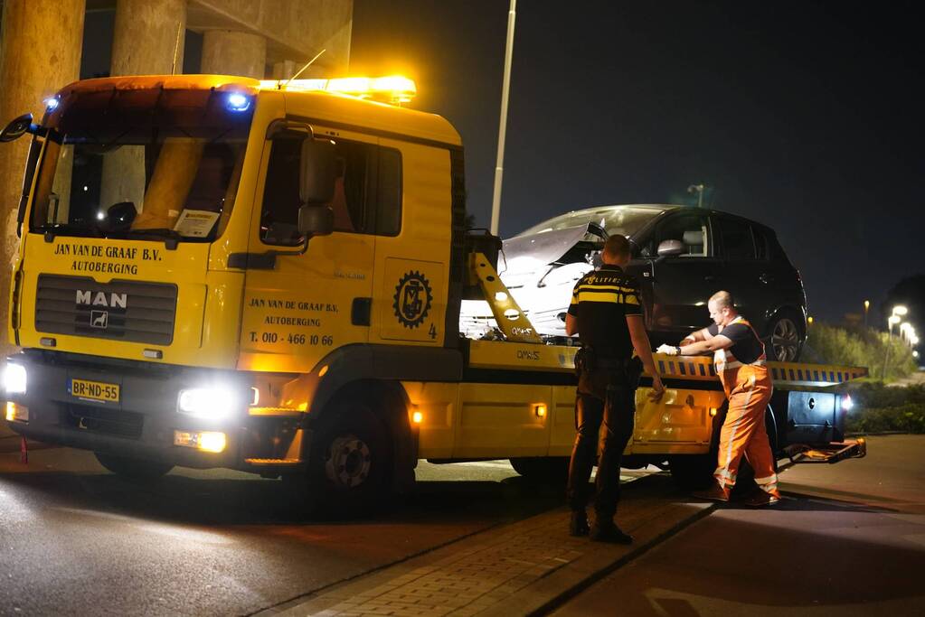 Auto zwaarbeschadigd na botsing met brugpijler