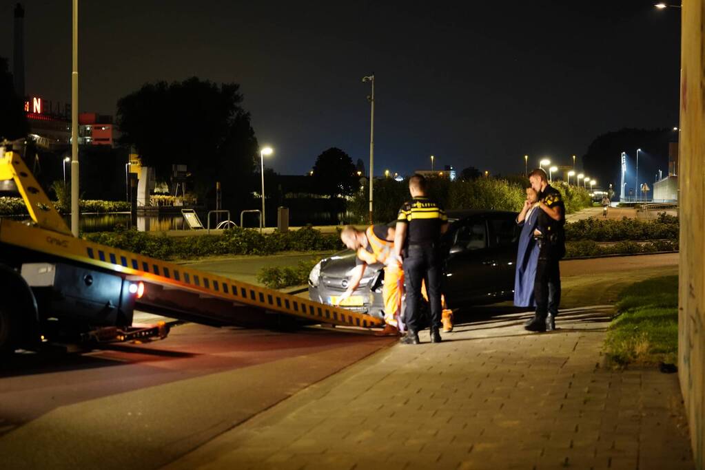 Auto zwaarbeschadigd na botsing met brugpijler