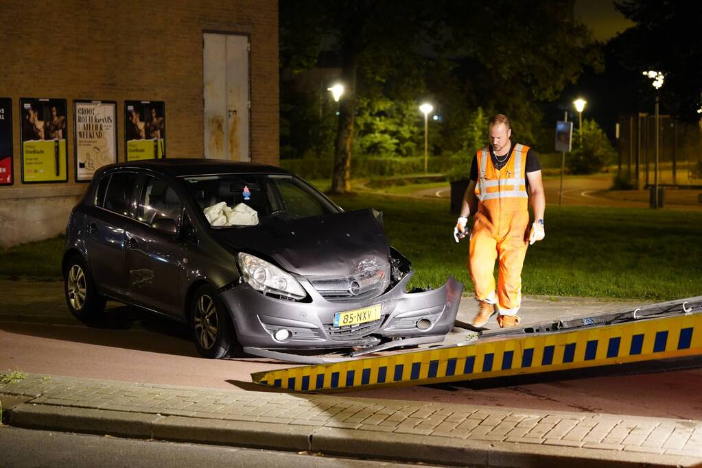 Auto zwaarbeschadigd na botsing met brugpijler