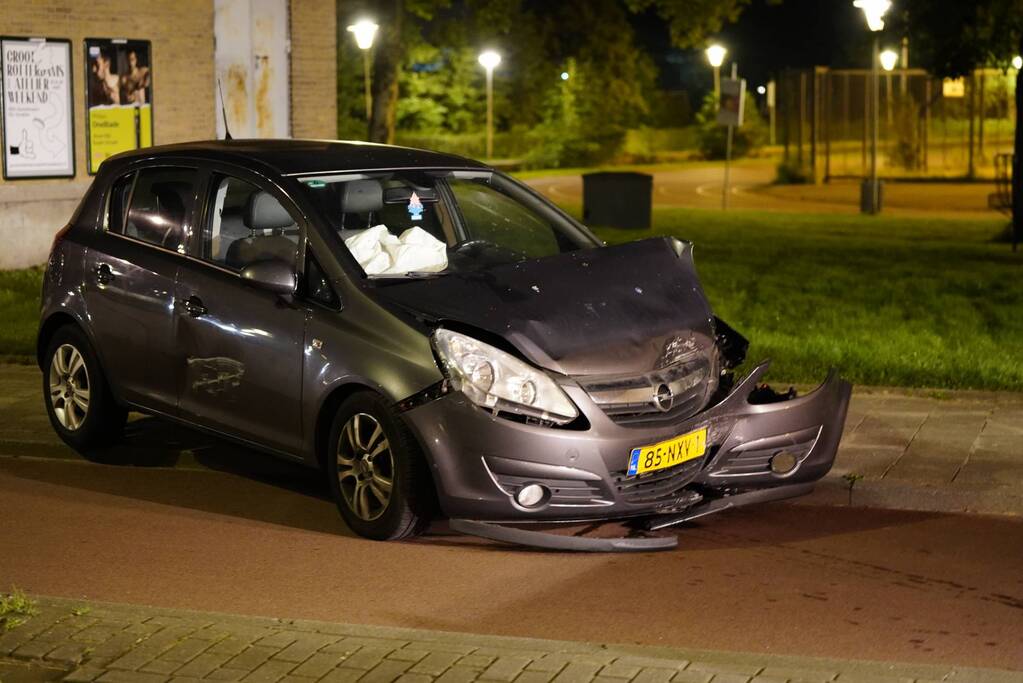 Auto zwaarbeschadigd na botsing met brugpijler