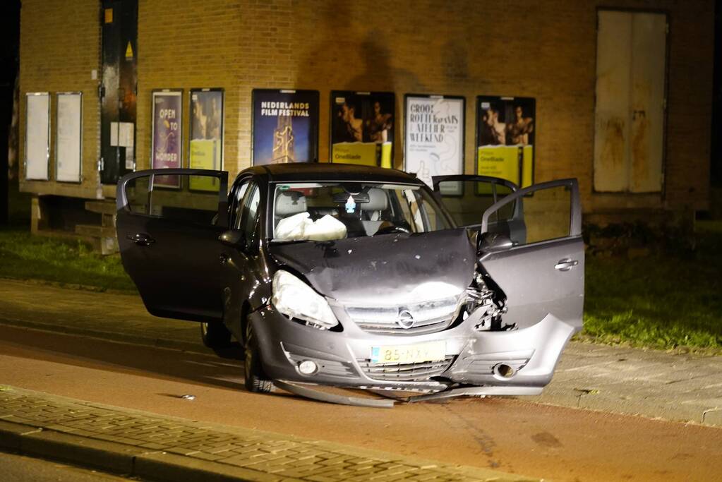 Auto zwaarbeschadigd na botsing met brugpijler