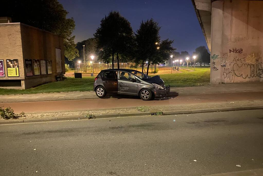 Auto zwaarbeschadigd na botsing met brugpijler