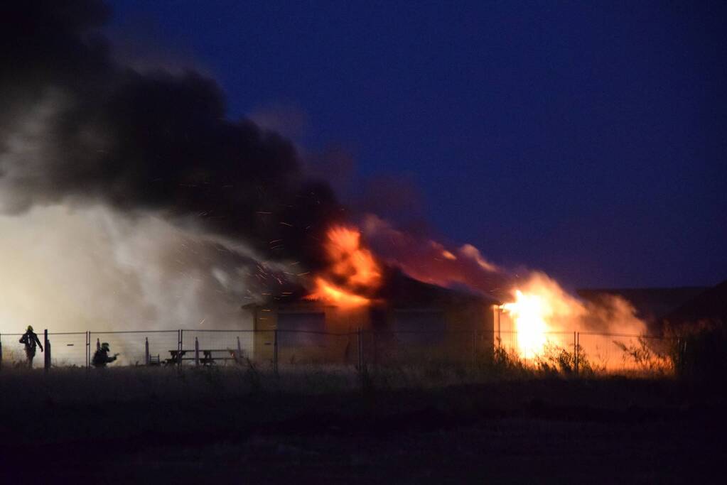 Uitslaande brand in bouwkeet