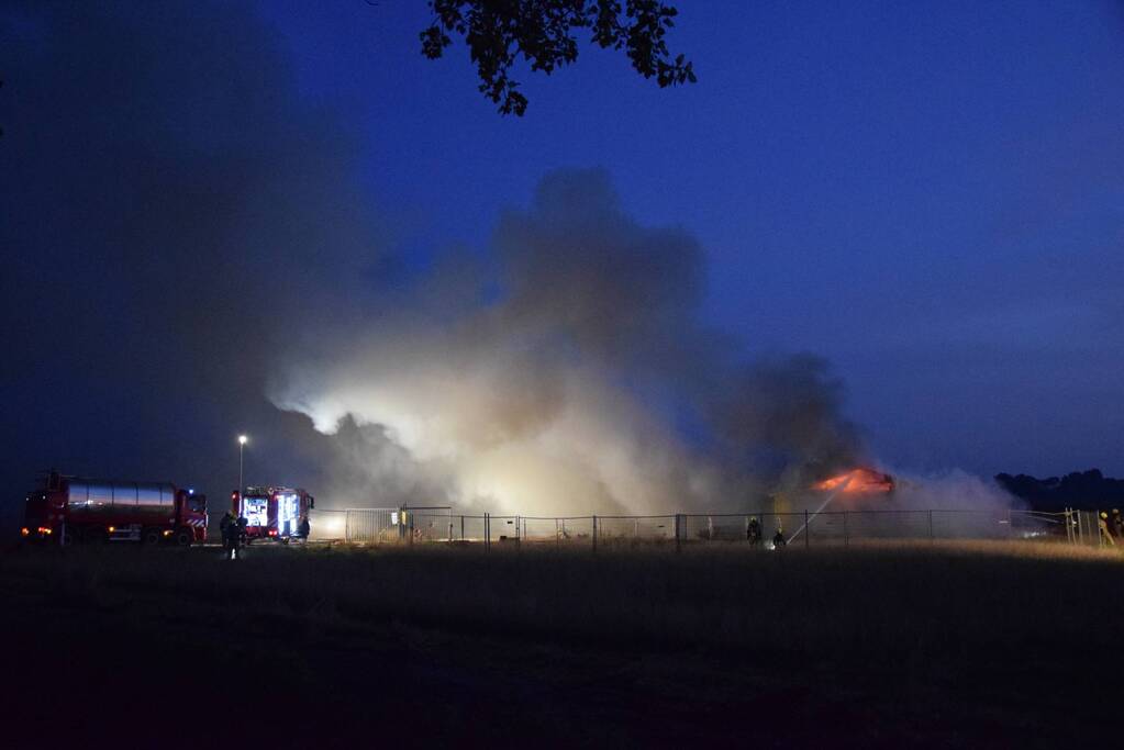 Uitslaande brand in bouwkeet