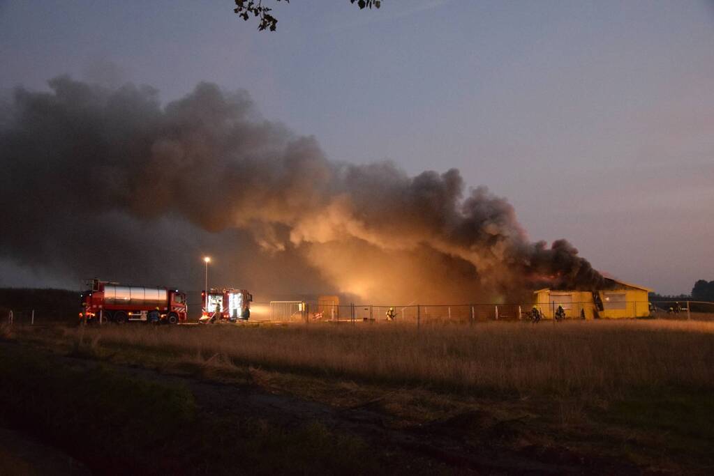 Uitslaande brand in bouwkeet