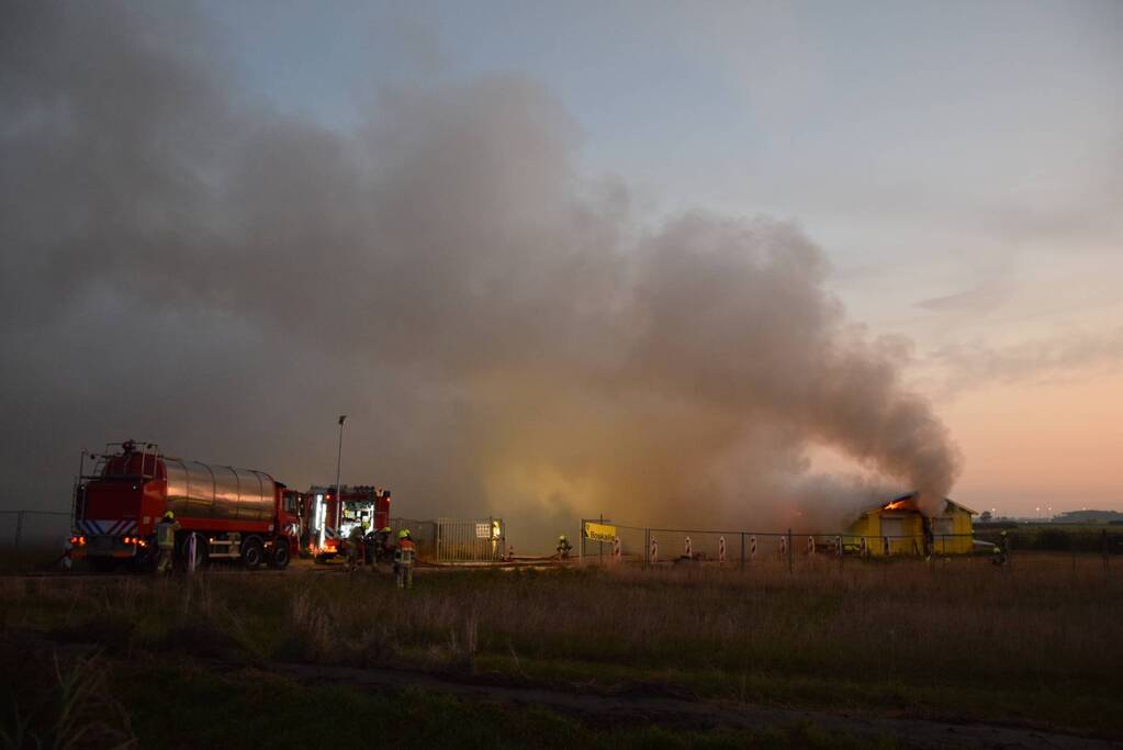 Uitslaande brand in bouwkeet