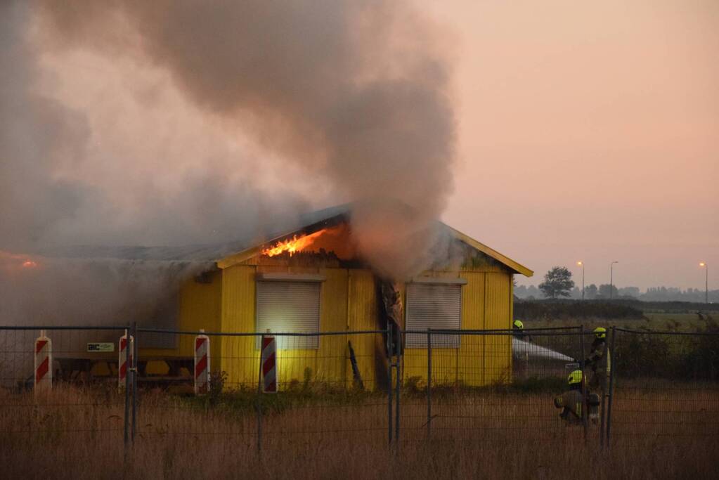 Uitslaande brand in bouwkeet