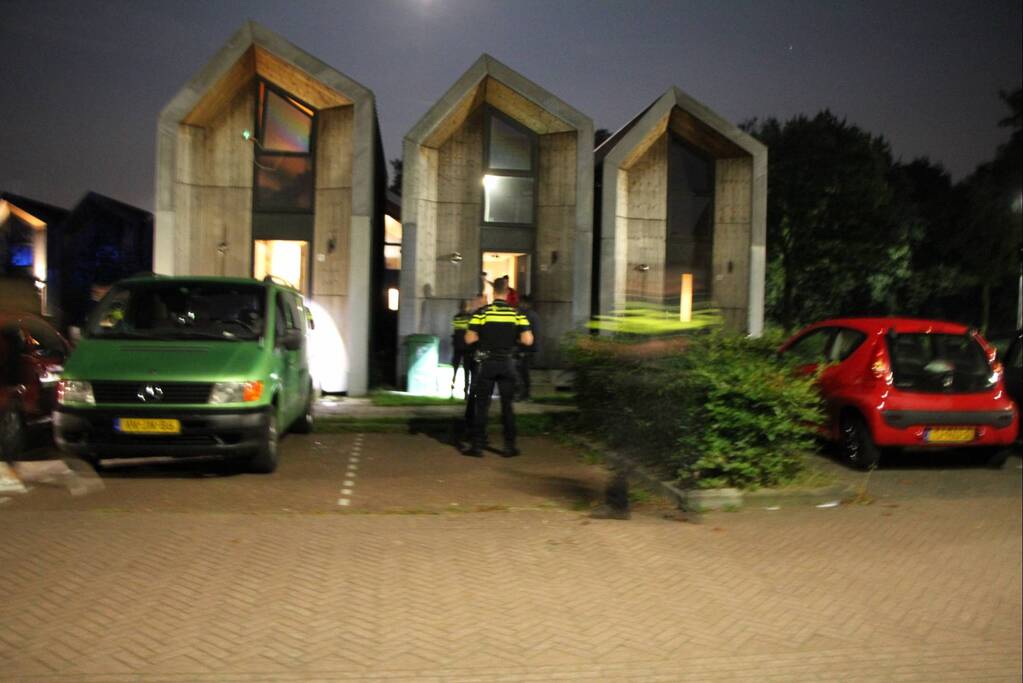 Brandstichting voor deur van woning