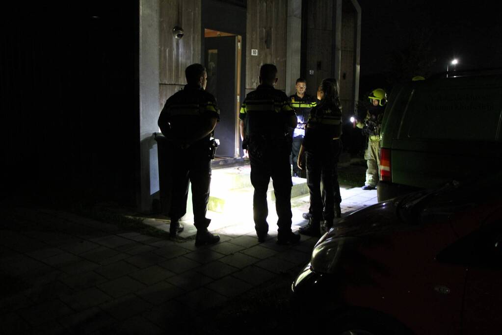 Brandstichting voor deur van woning