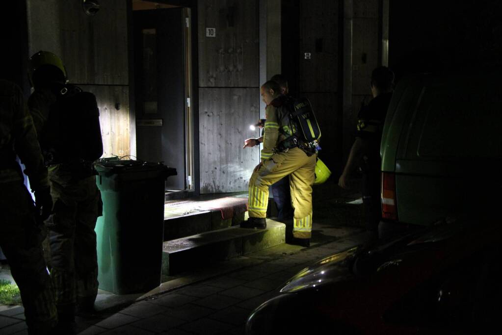 Brandstichting voor deur van woning