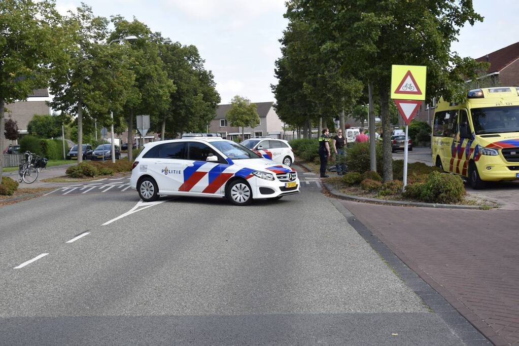 Oude vrouw valt van fiets af