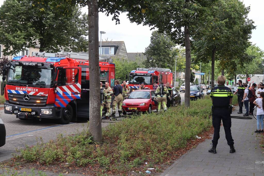 Brandweer blust brand in slaapkamer