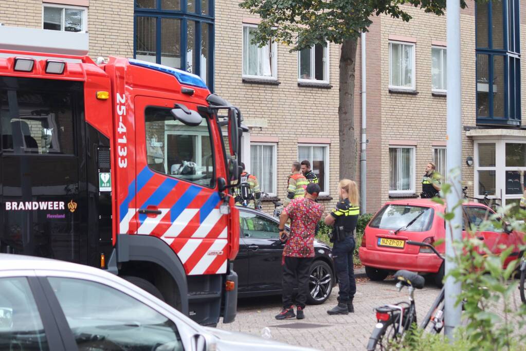 Brandweer blust brand in slaapkamer