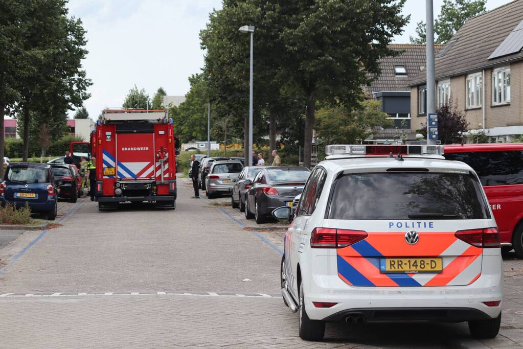 Brandweer blust brand in slaapkamer