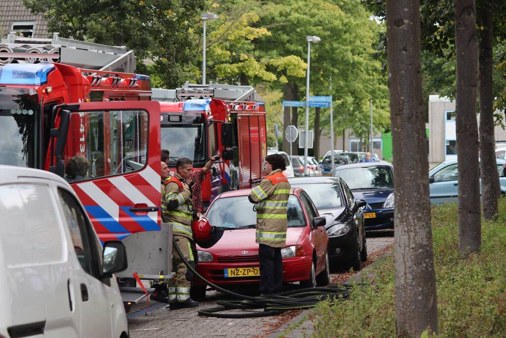 Brandweer blust brand in slaapkamer