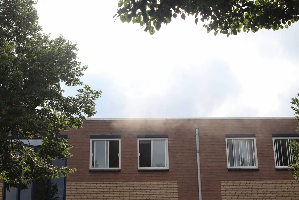 Brandweer blust brand in slaapkamer